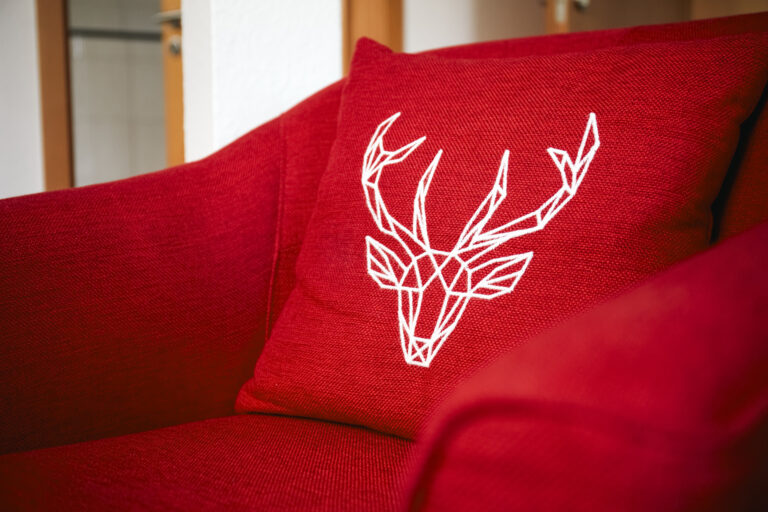 Sessel mit Kissen mit Hirschstickerei
